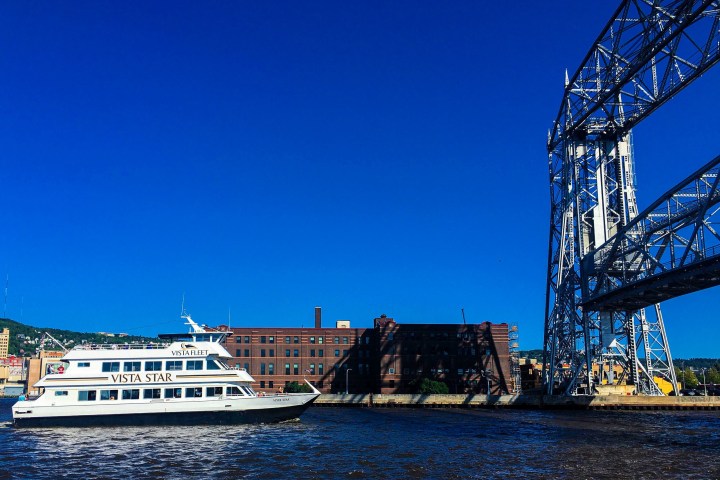Vista Fleet boat going under the Aerial Lift bridge